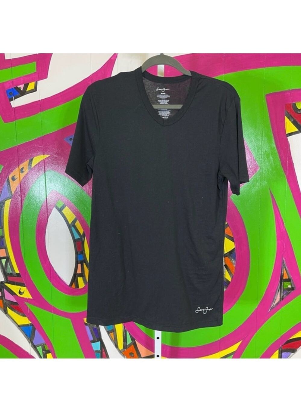 Sean John, Black Short Sleeve V-neck T-Shirt. Size Medium. Excellent condition!
